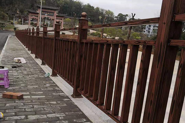 江西省樂平市鍍鋅管護(hù)欄仿木紋漆施工案例